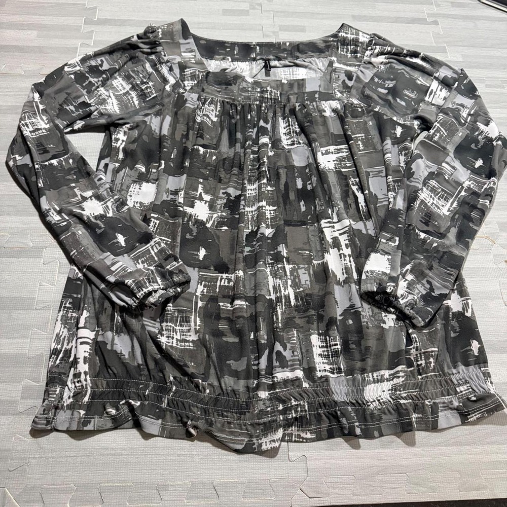 Daisy Fuentes Abstract Onyx Combo Blouse Long Sleeve Smocked Hem Square Neck Top